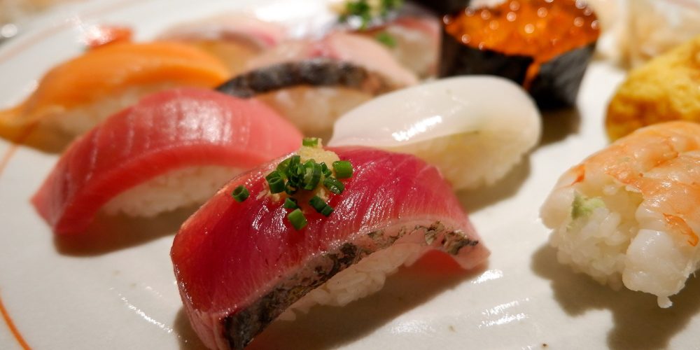 Sushi – 🍣 Les belles bouchées de riz et poisson cru au Japon