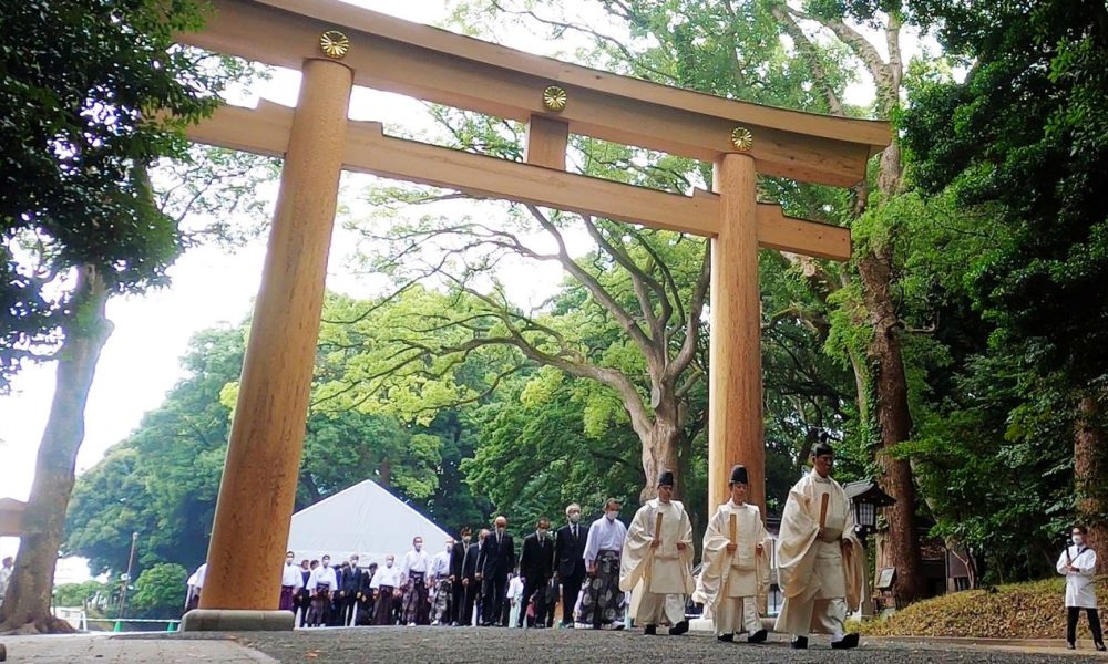[Vidéo] Le portique géant centenaire du sanctuaire Meiji renaît