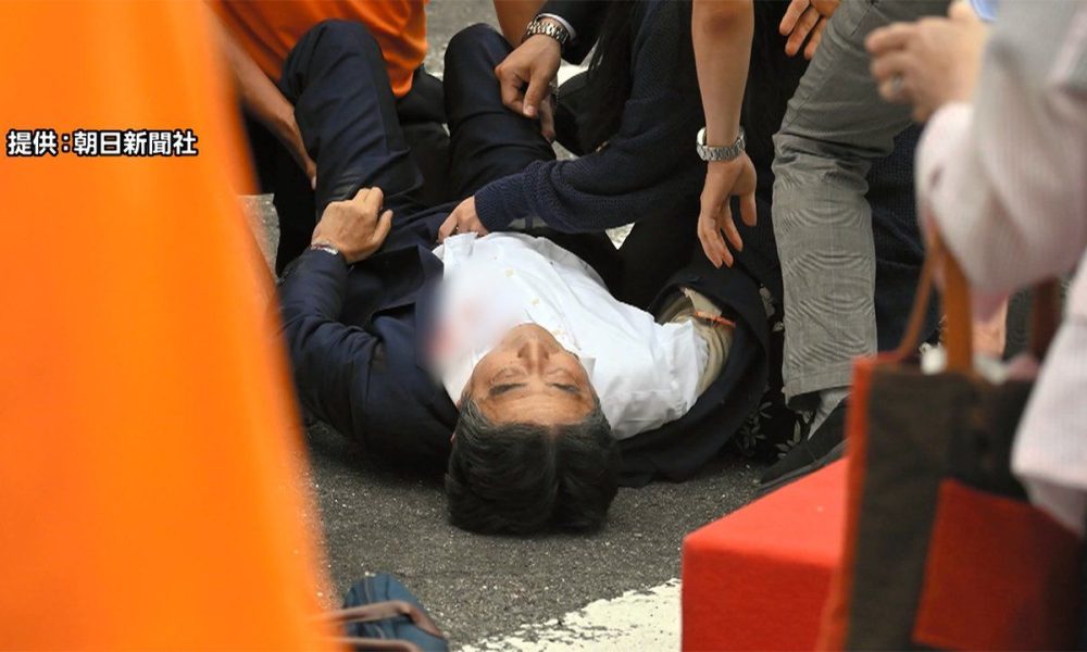 L’ancien Premier ministre Abe Shinzô atteint de deux balles dans la poitrine : le tireur avait du ressentiment envers lui