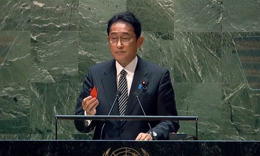 Kishida Fumio présente sa grue en papier « pour la paix » à la conférence pour la non-prolifération des armes nucléaires
