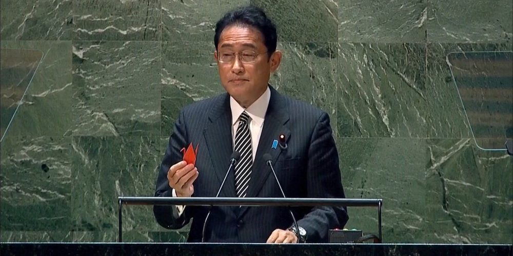 Kishida Fumio présente sa grue en papier « pour la paix » à la conférence pour la non-prolifération des armes nucléaires