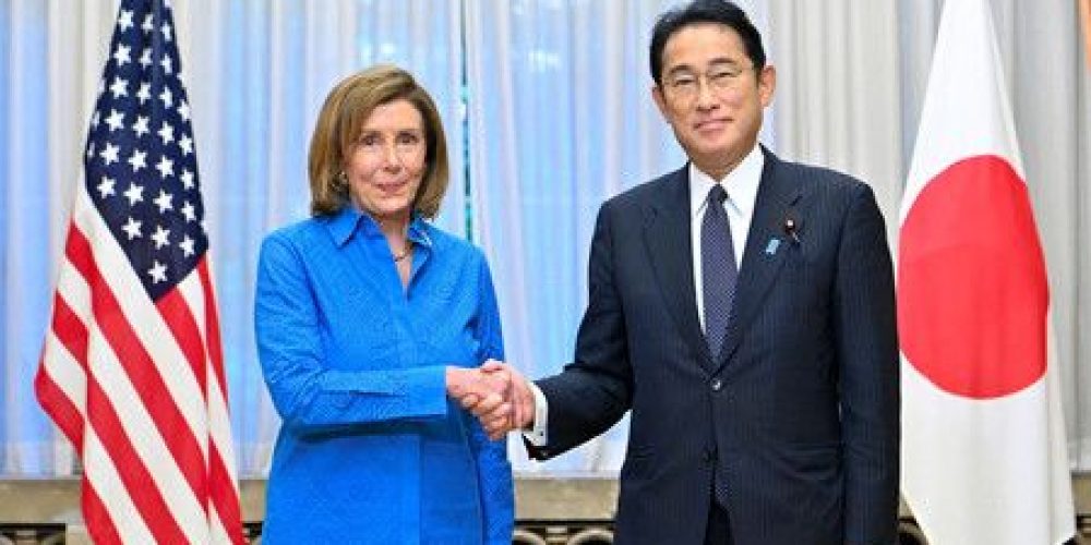 Nancy Pelosi a rencontré le Premier ministre japonais sur fond de menace chinoise envers Taïwan