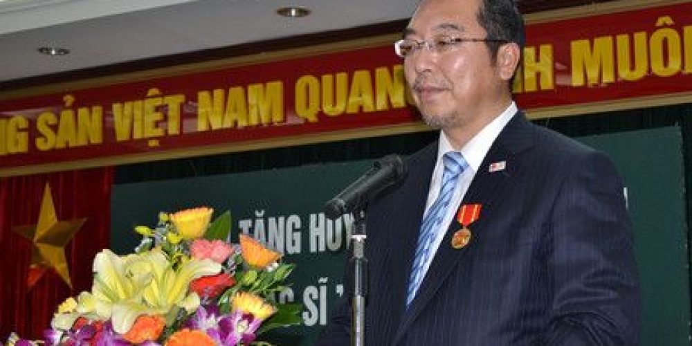 Un ophtalmologiste japonais reçoit le « prix Nobel asiatique » pour des chirurgies gratuites de l'œil au Vietnam