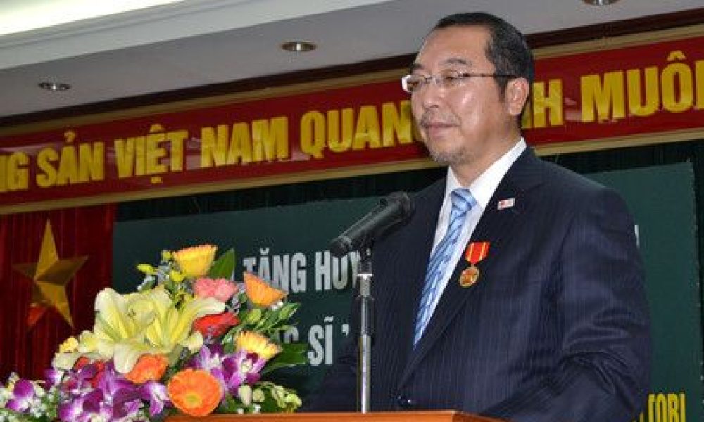 Un ophtalmologiste japonais reçoit le « prix Nobel asiatique » pour des chirurgies gratuites de l'œil au Vietnam