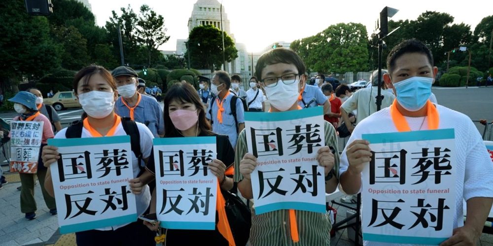 [Vidéo] « Non aux funérailles nationales d’Abe Shinzô ! » : des citoyens japonais en colère manifestent à Tokyo