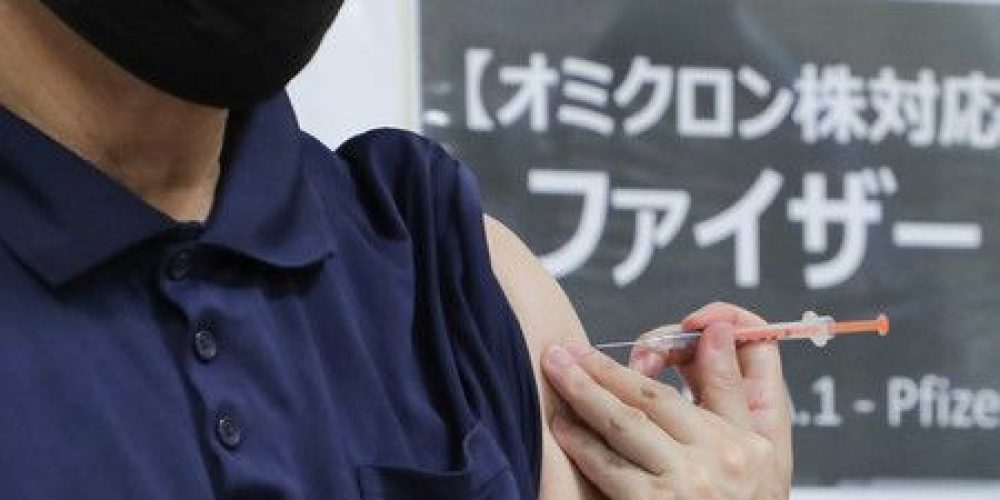 Le Japon débute l’administration du vaccin amélioré anti-Covid, efficace contre Omicron