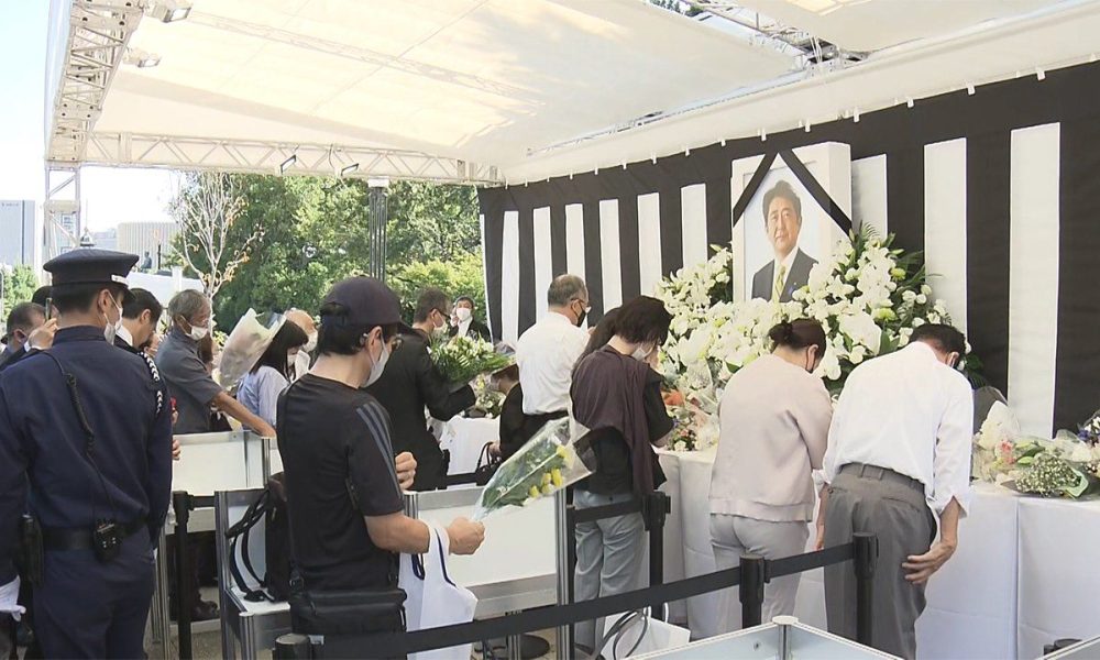 Funérailles nationales d’Abe Shinzô : de nombreux Japonais viennent déposer des fleurs en hommage à l’ancien dirigeant assassiné