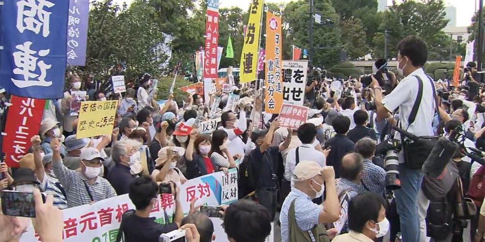 Quelques milliers de Japonais protestent à Tokyo contre la tenue des funérailles nationales d’Abe Shinzô
