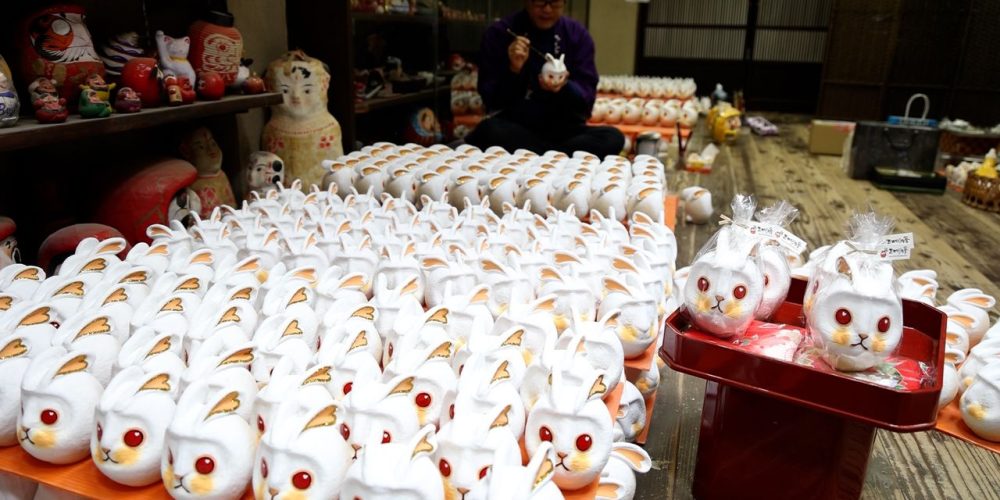 [Vidéo] 2023, l’année du lapin : une illustre boutique de 150 ans d’âge prépare ses poupées « daruma »