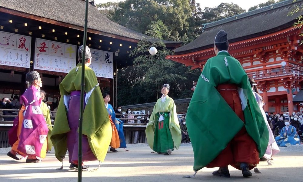 [Vidéo] Le « kemari », un ancêtre du football toujours vivant dans un sanctuaire de Kyoto