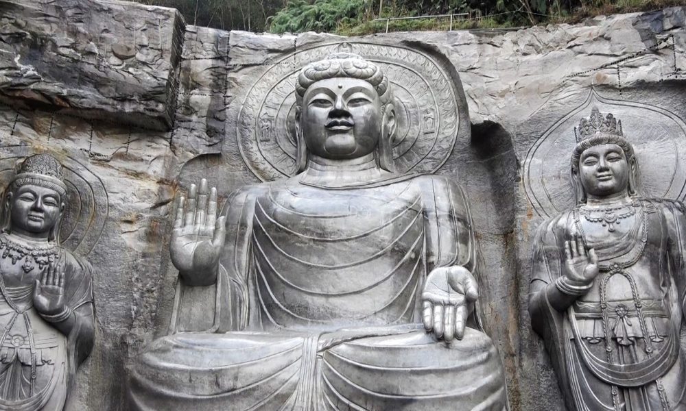 [Vidéo] Un Japonais remercié par le Népal après avoir fait sculpter dans la roche sept statues de Bouddha