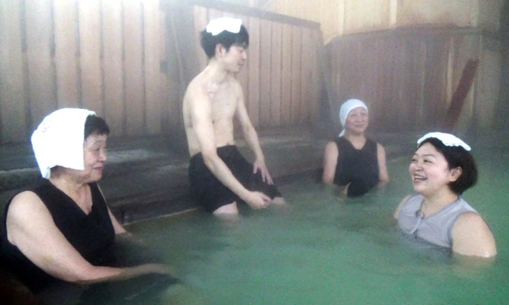 [Vidéo] Les maillots de bain sauveront-ils le déclin des sources thermales mixtes au Japon ?