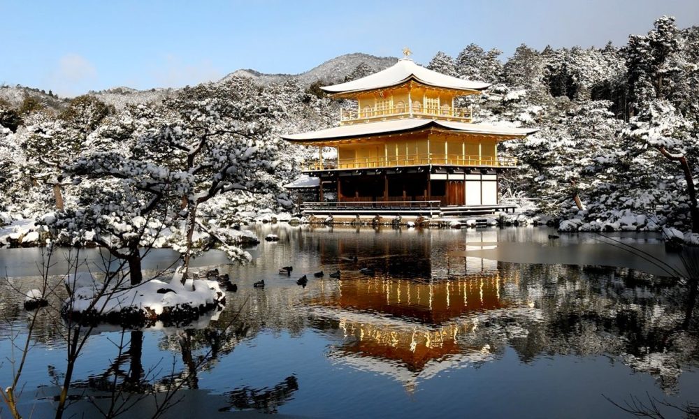 [Vidéo] Le pavillon d’or de Kyoto maculé de blanc