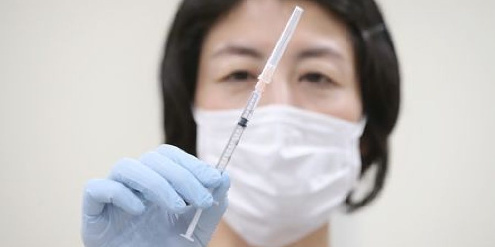 La vaccination anti-Covid sera possible deux fois par an pour les personnes fragiles au Japon