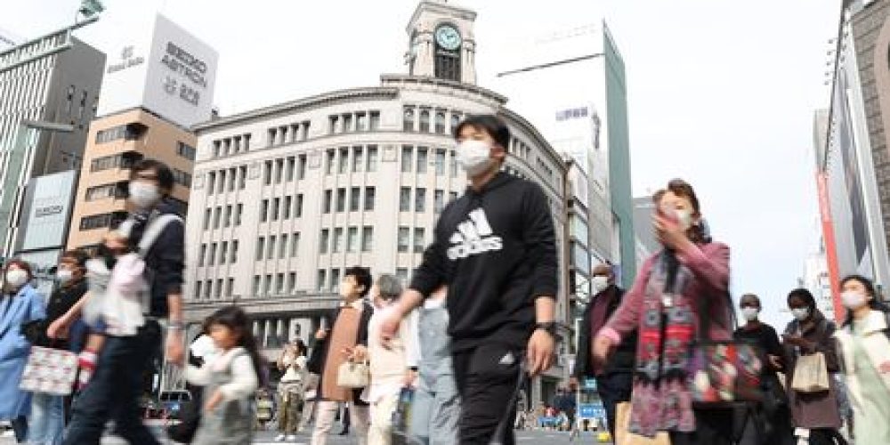 La plupart des Japonais garderont le masque pour un moment par souci du regard des autres