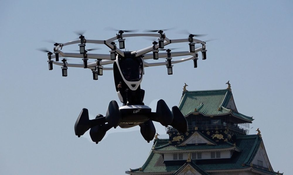 [Vidéo] Une voiture volante plane devant le château d’Osaka : premier essai réussi
