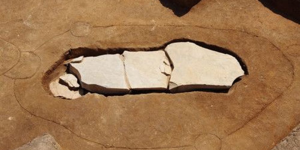 Archéologie : des chercheurs ouvrent un cercueil de pierre datant du IIIème siècle au sud-ouest du Japon