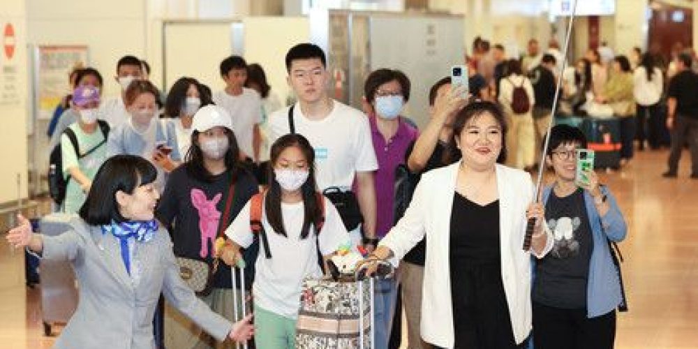 Un groupe de touristes chinois est arrivé au Japon après la levée des restrictions sanitaires