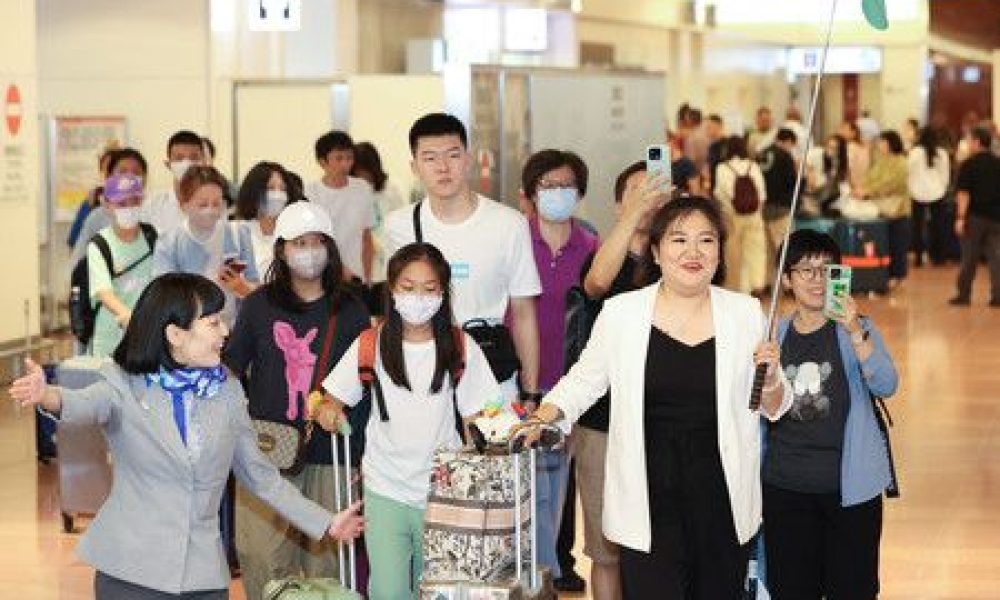 Un groupe de touristes chinois est arrivé au Japon après la levée des restrictions sanitaires