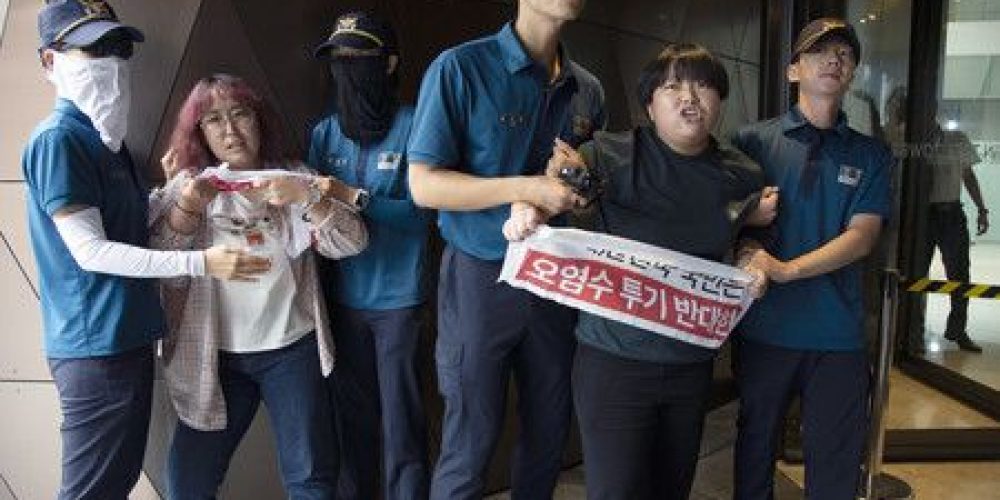 Rejet de l’eau traitée de Fukushima : des opposants sud-coréens interpellés dans l’ambassade du Japon à Séoul
