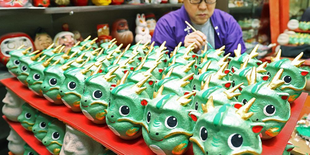 [Vidéo] 2024, l’année du dragon : une boutique de 150 ans d’âge confectionne ses poupées « daruma »