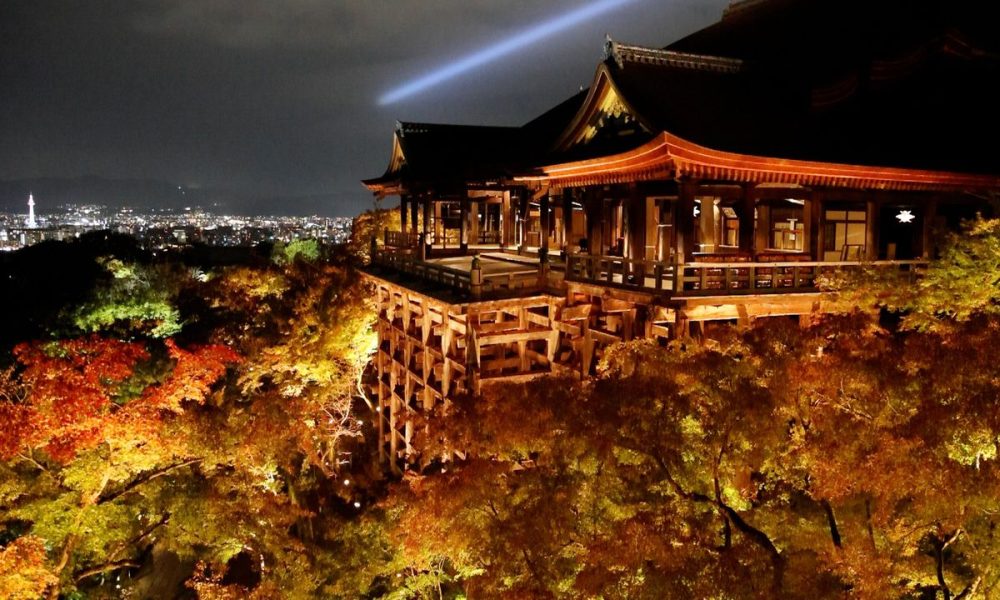 [Vidéo] Le temple Kiyomizu-dera illuminé à l’occasion des feuillages d’automne à Kyoto