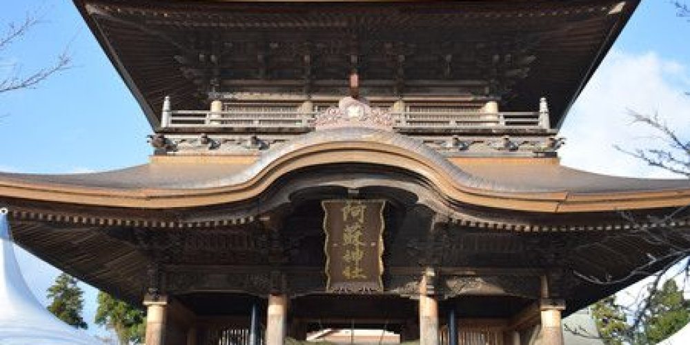 La reconstruction de la grande porte du sanctuaire Aso, désignée « bien culturel important », est achevée