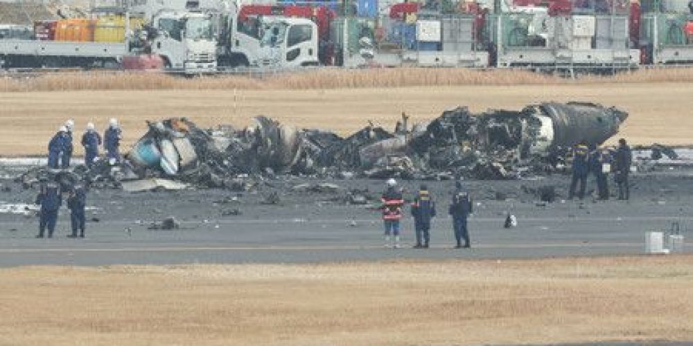 Collision mortelle entre deux avions à Tokyo : le bombardier n’avait pas été autorisé à entrer en piste
