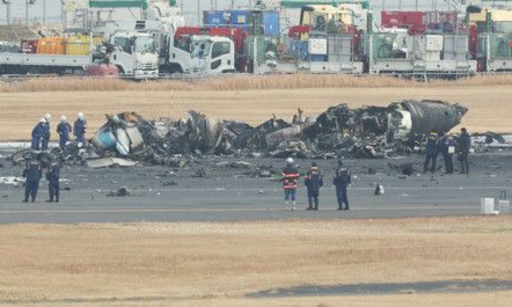 Collision mortelle entre deux avions à Tokyo : le bombardier n’avait pas été autorisé à entrer en piste