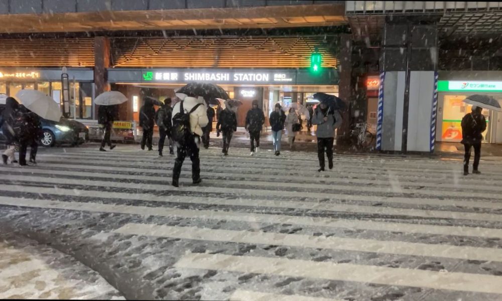 [Vidéo] À Tokyo, les alentours de la gare de Shinbashi sous la neige