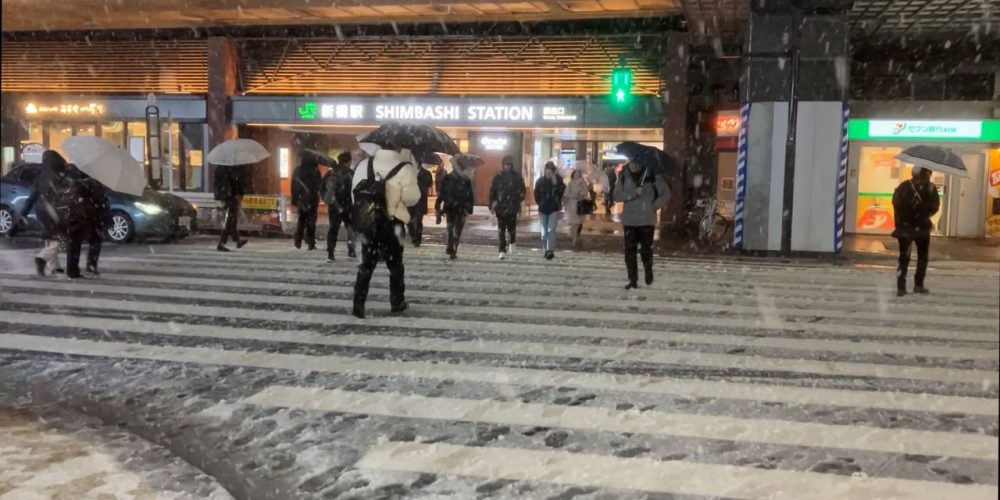 [Vidéo] À Tokyo, les alentours de la gare de Shinbashi sous la neige