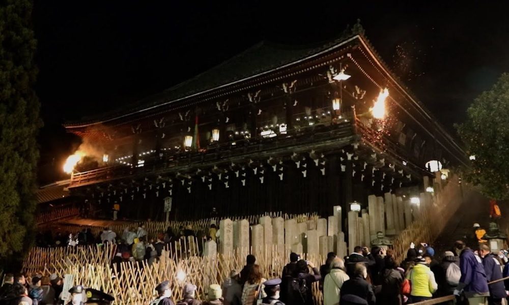 [Vidéo] Au temple Tôdai-ji de Nara, le festival Omizutori pour accueillir le printemps