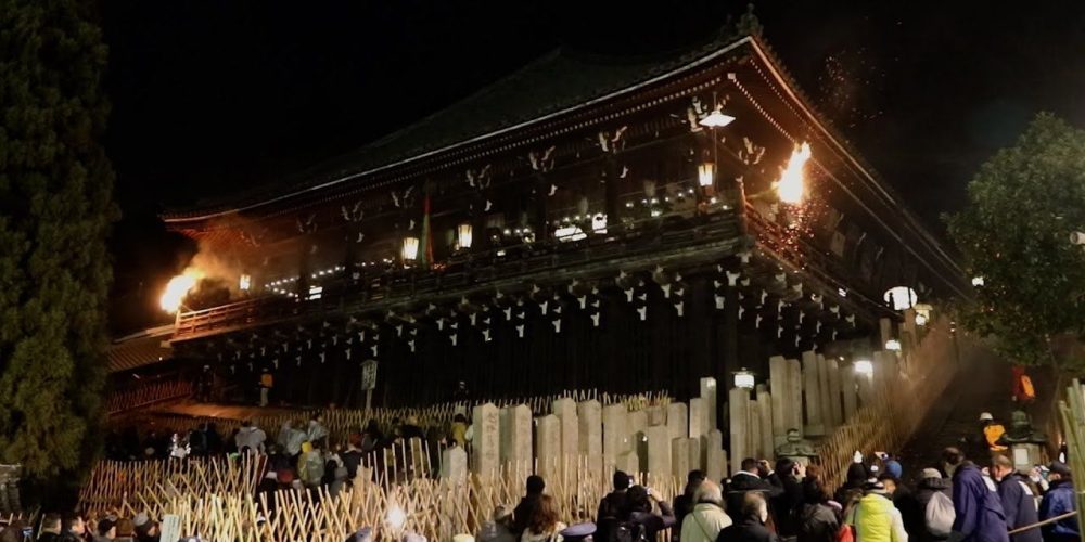 [Vidéo] Au temple Tôdai-ji de Nara, le festival Omizutori pour accueillir le printemps