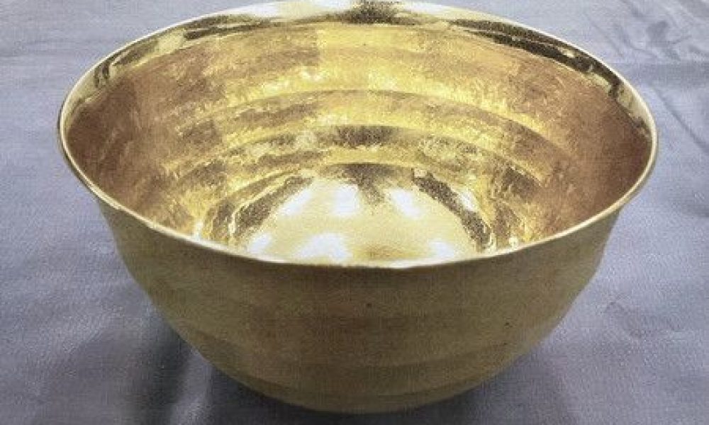 Un bol à thé en or pur dérobé la semaine dernière à Tokyo a été retrouvé chez un antiquaire