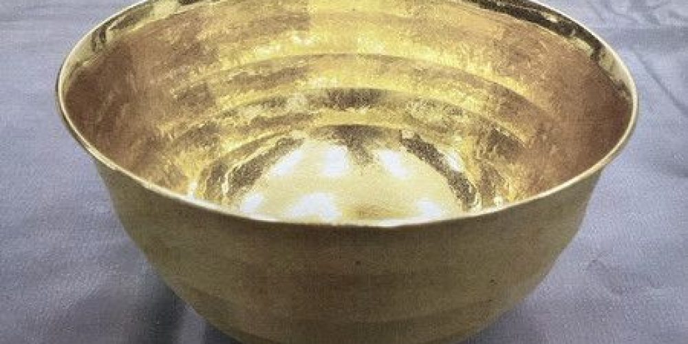 Un bol à thé en or pur dérobé la semaine dernière à Tokyo a été retrouvé chez un antiquaire