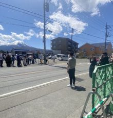 Excédée par les incivilités des touristes, une ville installe un filet noir géant pour bloquer la vue du mont Fuji