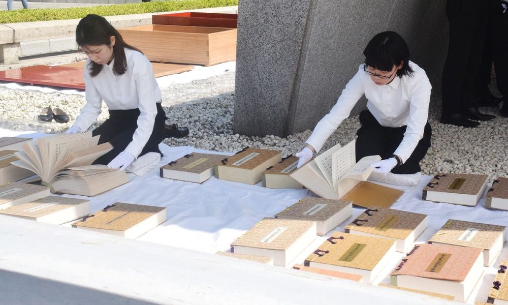 [Vidéo] Les 125 volumes du registre des morts de la bombe de Hiroshima ont été placés à l’air libre
