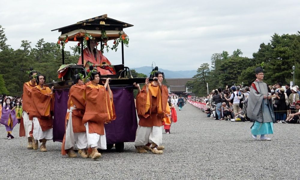 [Vidéo] Parade de sompteux costumes lors du grand festival Aoi de Kyoto
