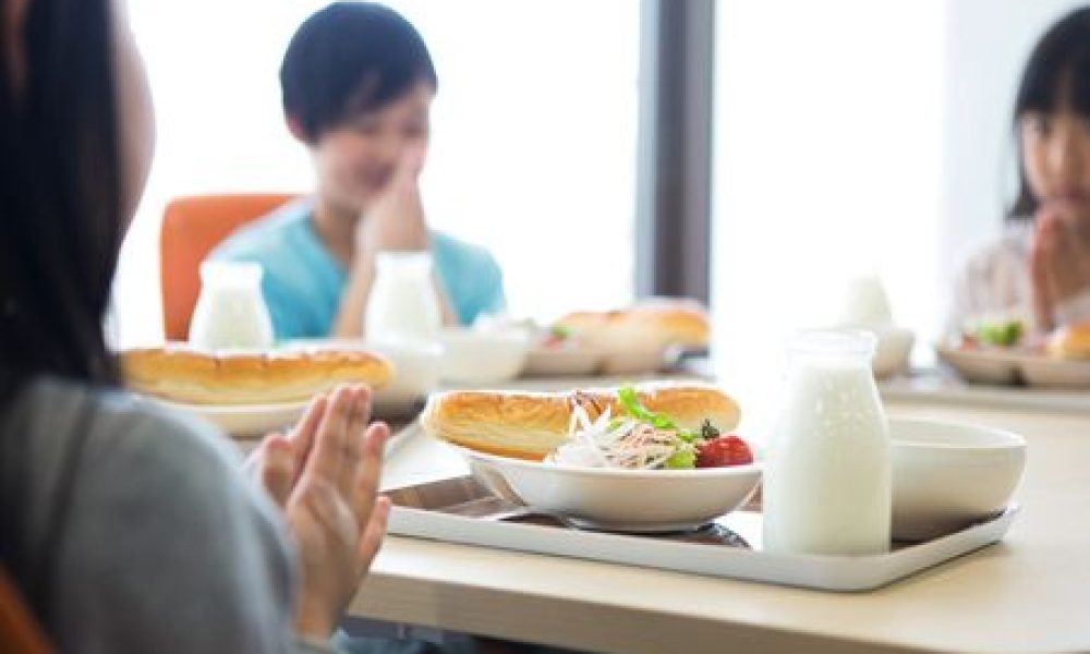 Des déjeuners à la cantine gratuits offerts aux enfants dans 43 % des municipalités japonaises