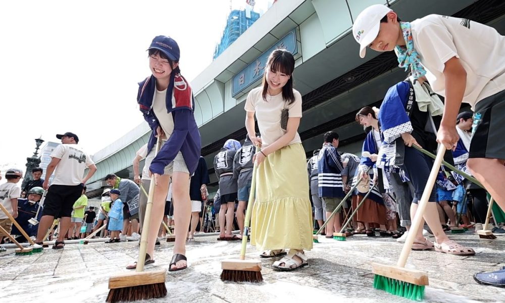 [Vidéo] « Hashi-arai» : nettoyage d’été du pont Nihonbashi