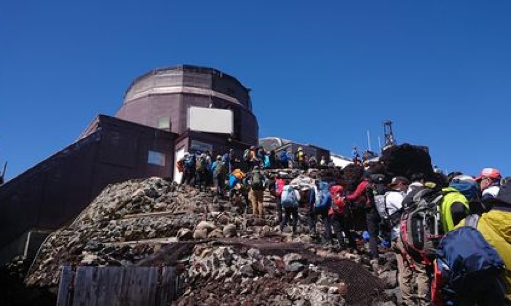 Mont Fuji : la préfecture de Shizuoka envisage de faire payer les grimpeurs entre 3 000 et 5 000 yens