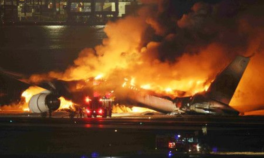 Accident mortel à l’aéroport de Haneda : le commandant et le copilote avaient mal compris les instructions