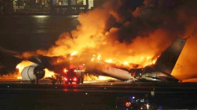 Accident mortel à l’aéroport de Haneda : le commandant et le copilote avaient mal compris les instructions