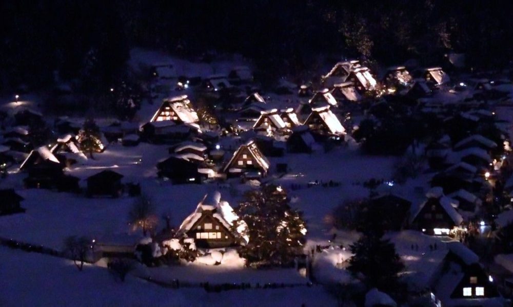 [Vidéo] Le village enneigé de Shirakawa-gô s’illumine pour l’hiver