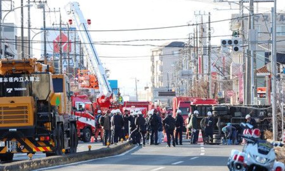 Un camion et son chauffeur toujours piégés dans un gouffre après l’effondrement d’une route