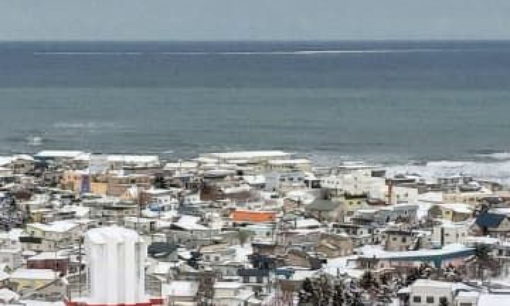 La glace dérivante de la mer d’Okhotsk visible à l'œil nu depuis la terre apparaît en retard cette année