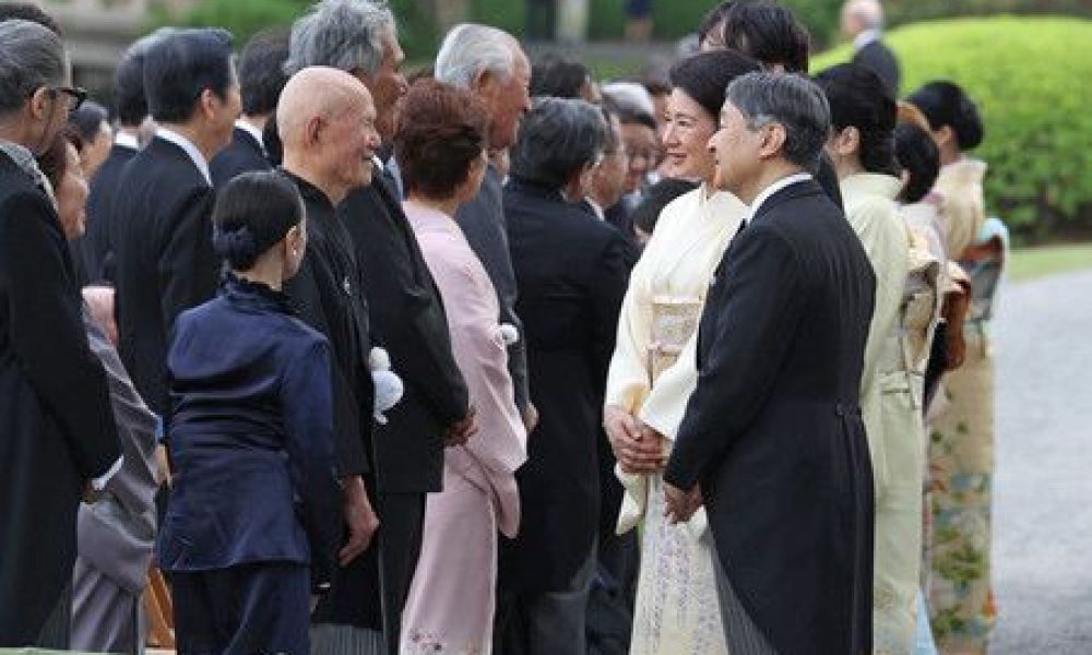 Garden-party au palais d’Akasaka : quelque 1 400 invités autour du couple impérial