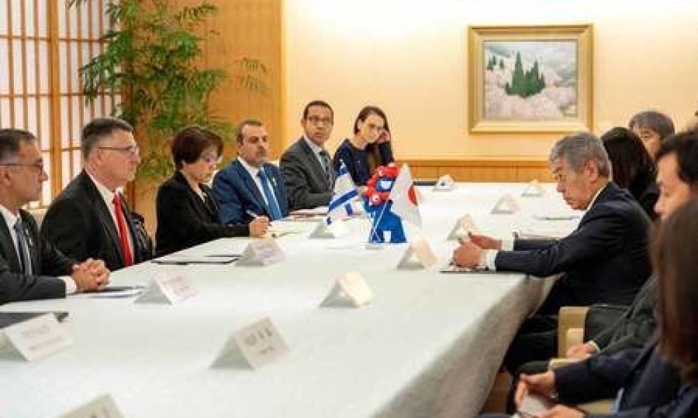 Le ministre japonais des Affaires étrangères exhorte Israël à respecter le droit international