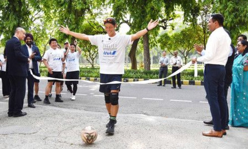 Un Japonais drible un ballon de foot sur 2 000 km en Inde pour encourager les enfants