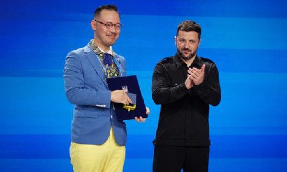 Un professeur japonais récompensé par le président Zelenskyy à Kiev